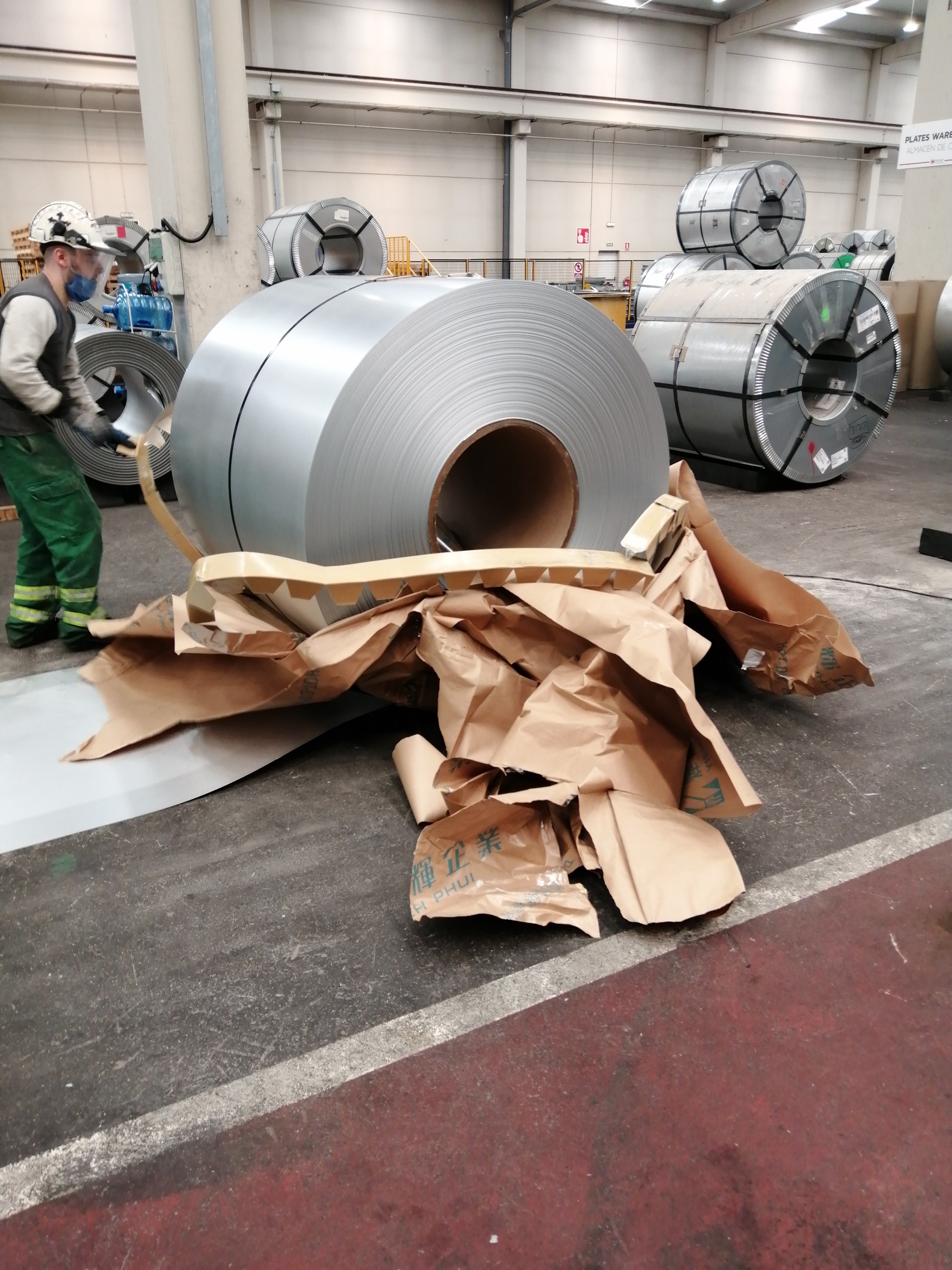 Mercancía industrial inspeccionada en almacén